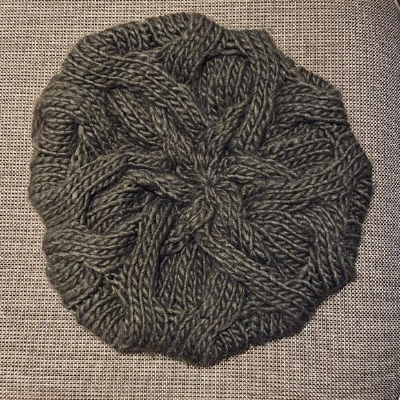 URBAN OUTFITTERS BDG Cable Knit brown Beret.